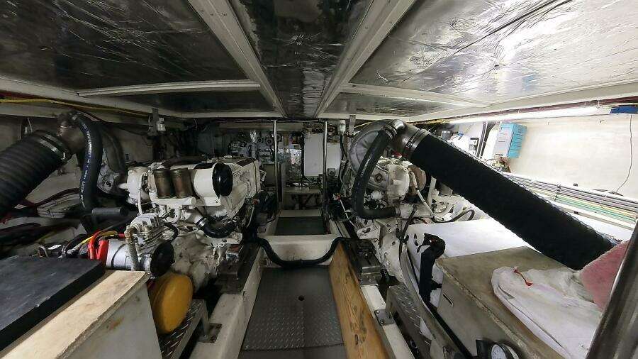 50 ft Ocean Alexander - Engine Room