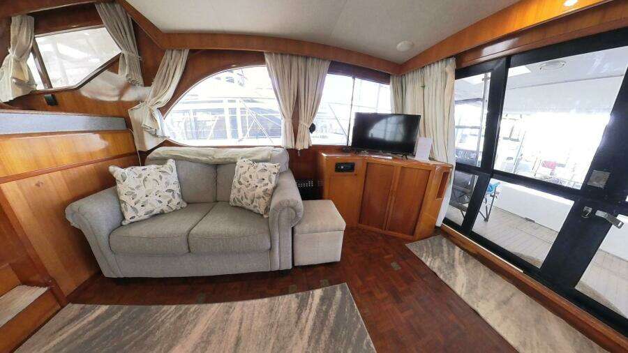 50 ft Ocean Alexander - Salon Starboard Side