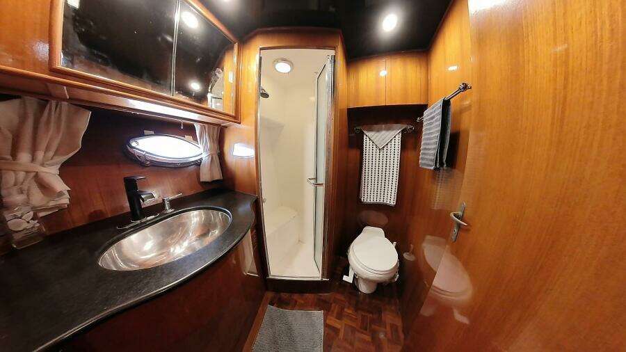 50 ft Ocean Alexander - Master Ensuite Head with Shower