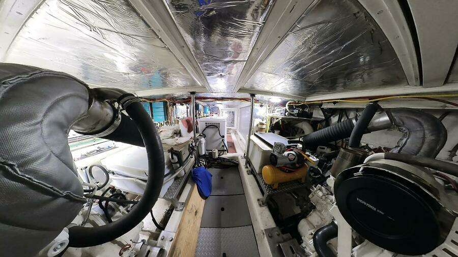 50 ft Ocean Alexander - Engine Room