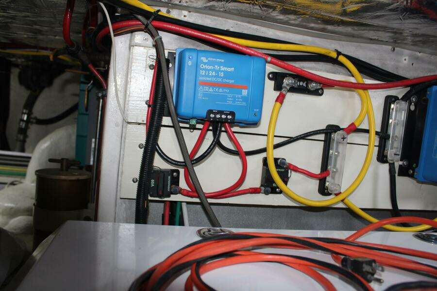 50 ft Ocean Alexander - Solar Chargers