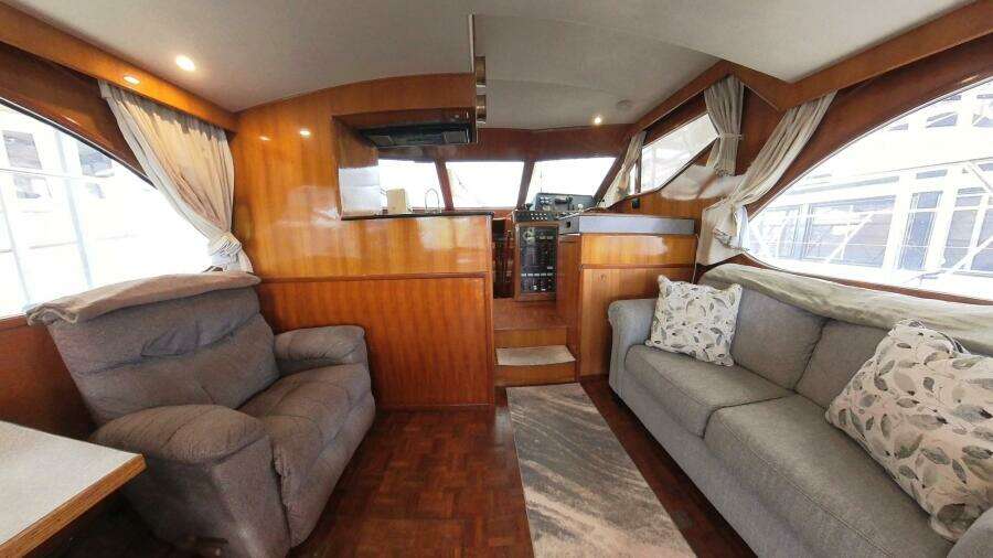 50 ft Ocean Alexander - Salon Looking Forward