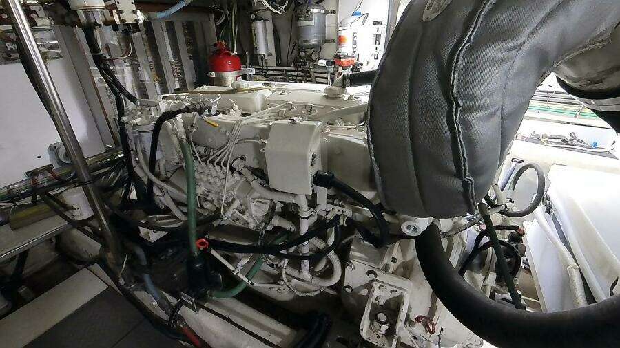 50 ft Ocean Alexander - Engine Room