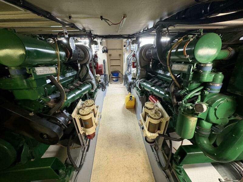 1985 Hatteras 60 Enclosed Bridge