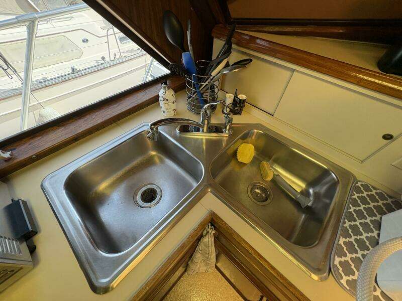 1985 Hatteras 60 Enclosed Bridge