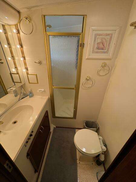 1985 Hatteras 60 Enclosed Bridge