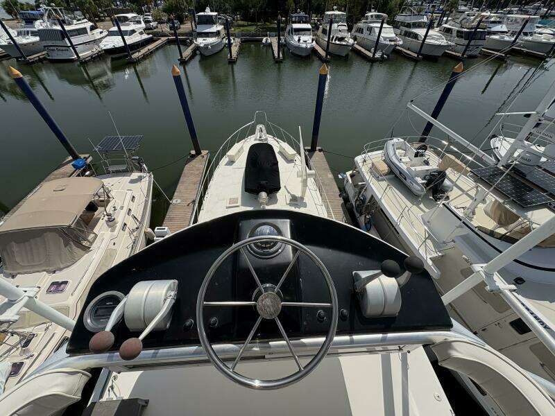 1985 Hatteras 60 Enclosed Bridge