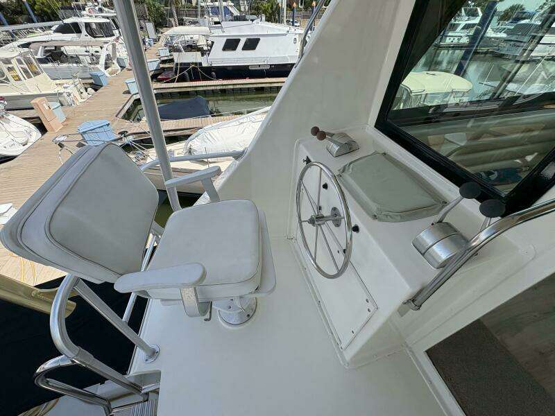 1985 Hatteras 60 Enclosed Bridge