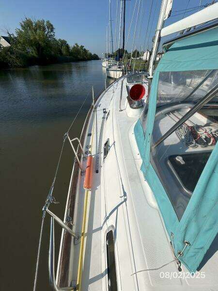 46' Beneteau port side deck1