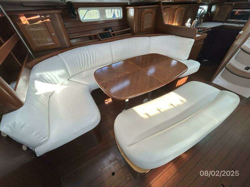 46' Beneteau salon starboard seating2