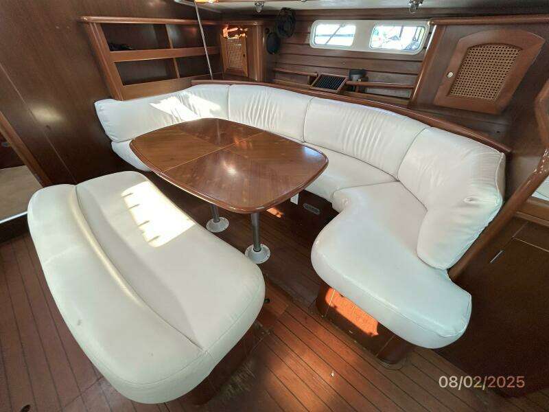 46' Beneteau salon starboard seating1