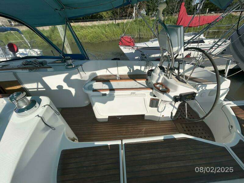 46' Beneteau cockpit starboard