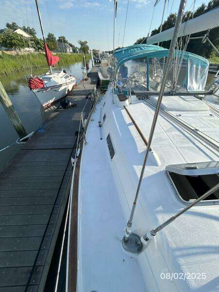 46' Beneteau starboard side deck2