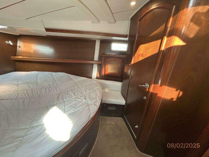 46' Beneteau forward stateroom starboard