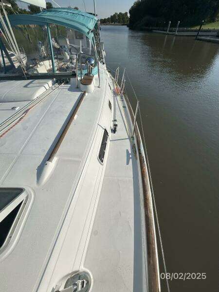 46' Beneteau port side deck2