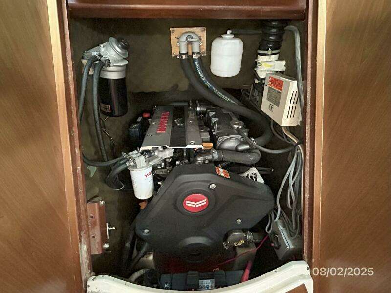 46' Beneteau auxiliary access1