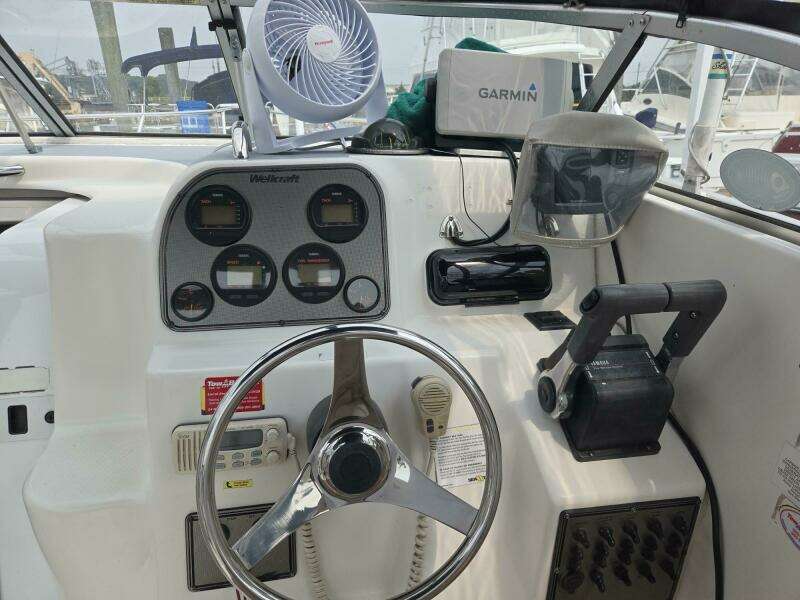 2000 Wellcraft 230 Coastal