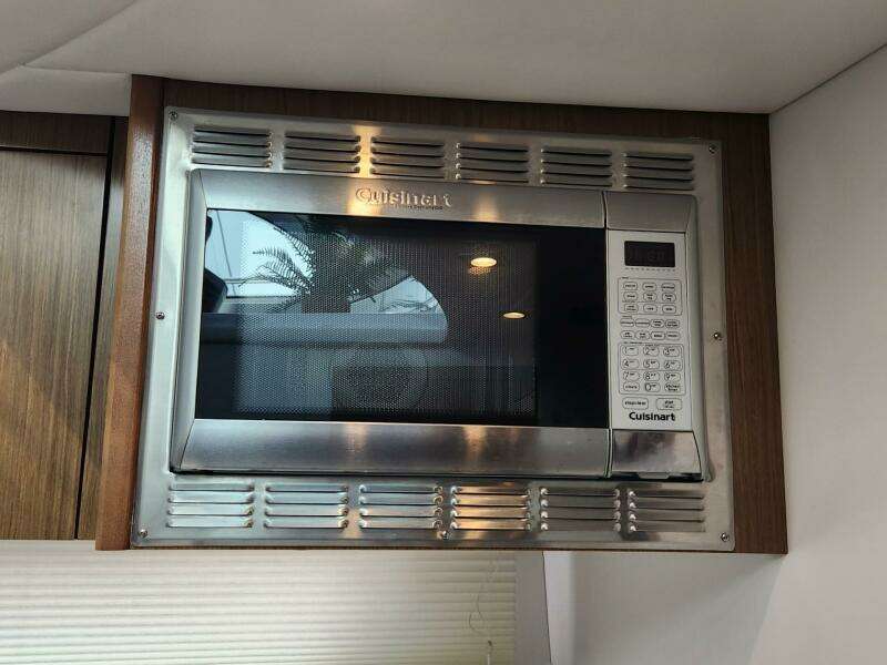 2016 Cruisers Yachts Cantius