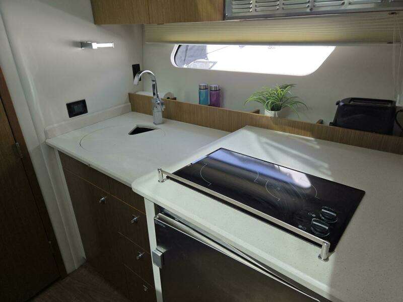 2016 Cruisers Yachts Cantius