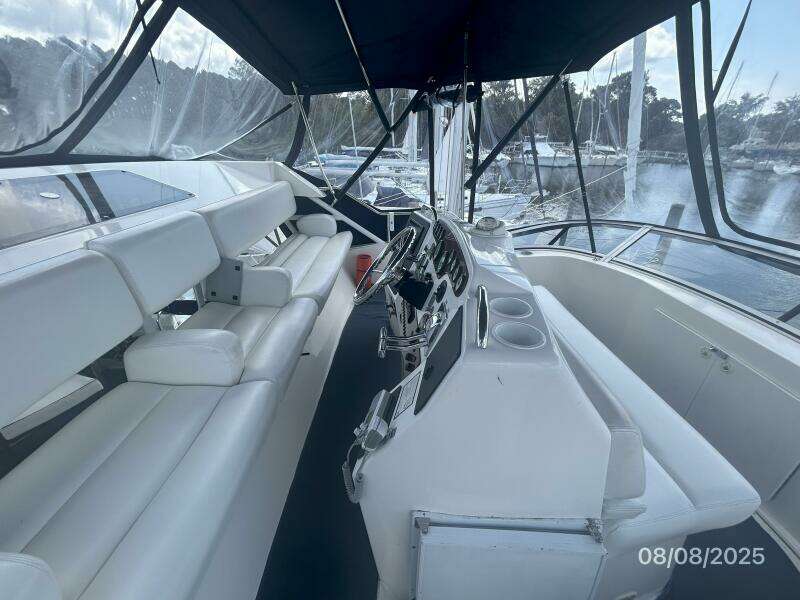 39' Silverton flybridge port