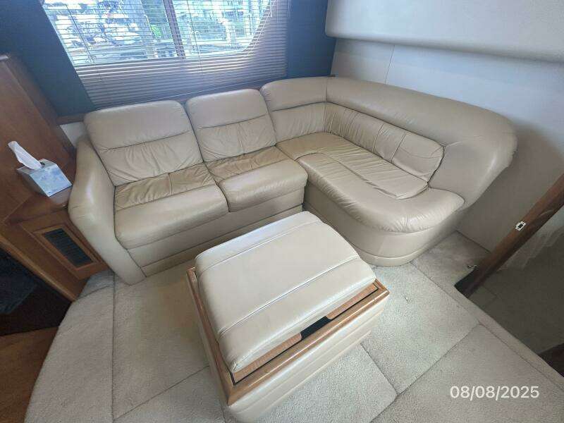 39' Silverton salon starboard seating