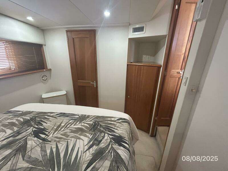 39' Silverton master stateroom port