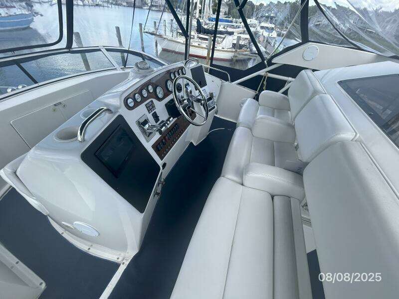 39' Silverton flybridge helm2