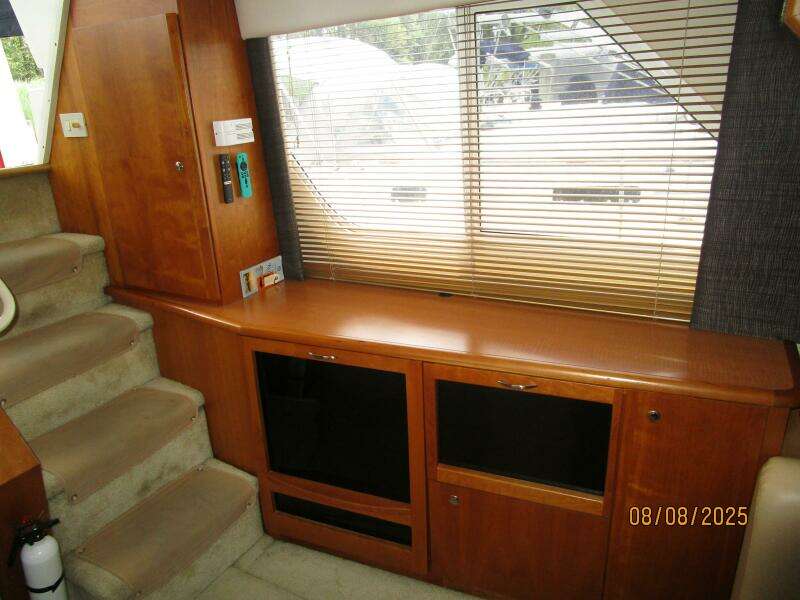 39' Silverton salon port aft