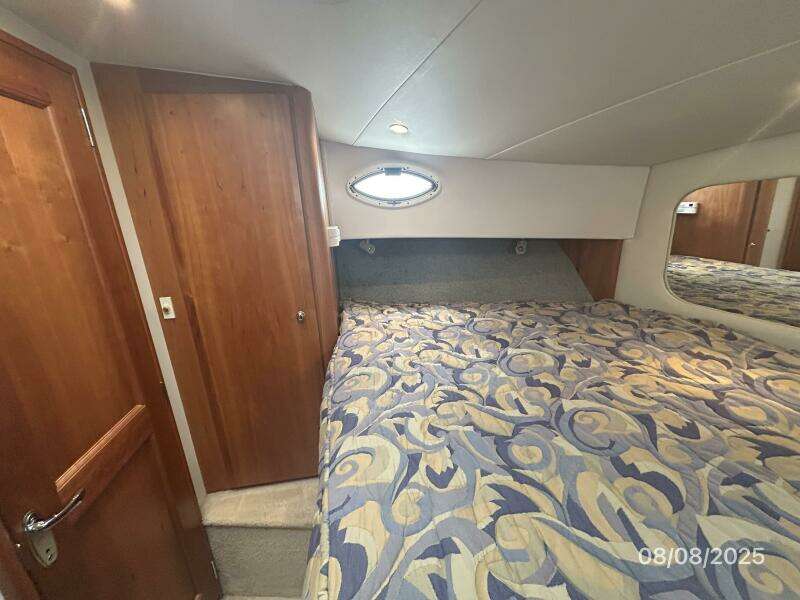 39' Silverton guest stateroom port