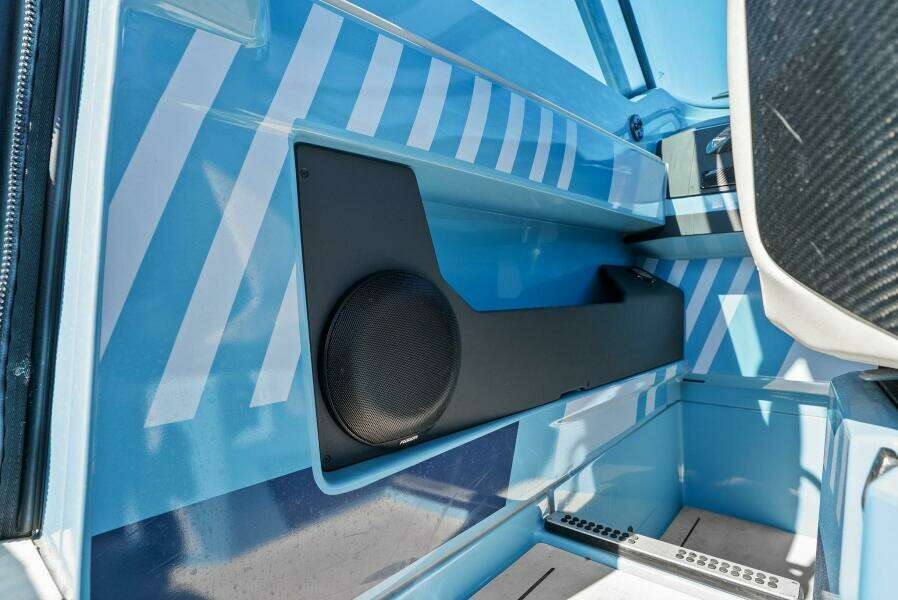 2022 Axopar Brabus Shadow 500 TT - Sound System 