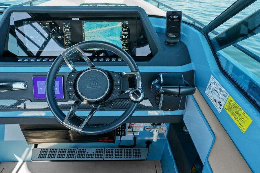 2022 Axopar Brabus Shadow 500 TT - Helm