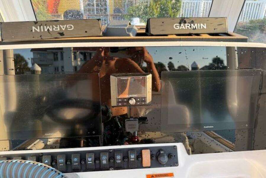 2018 Sea Hunt BX 25 FS boat dashboard with Garmin navigation displays.