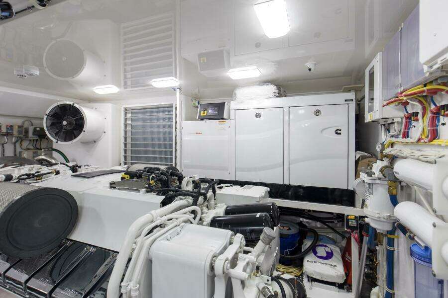 2016 92 Viking Enclosed Bridge Touche Engine Room (3)