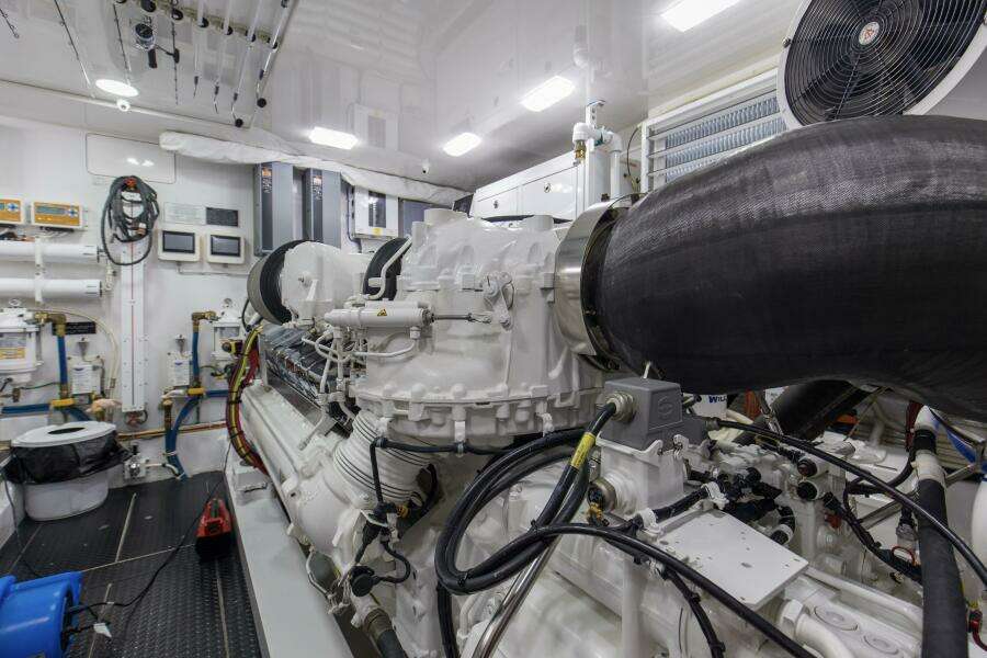 2016 92 Viking Enclosed Bridge Touche Engine Room (2)