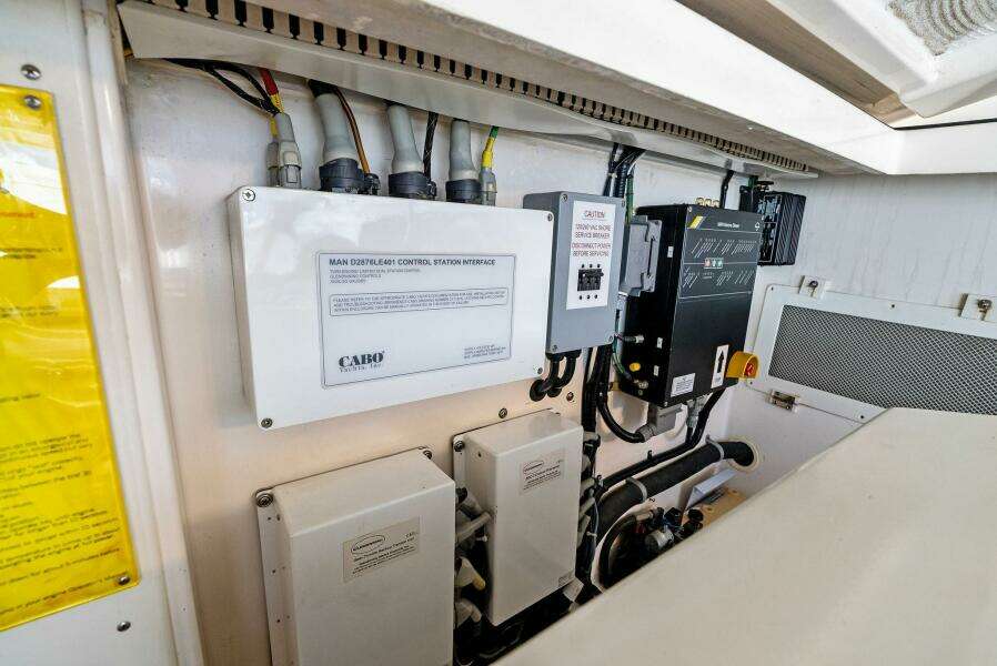 2004 Cabo 40 Hardtop Express