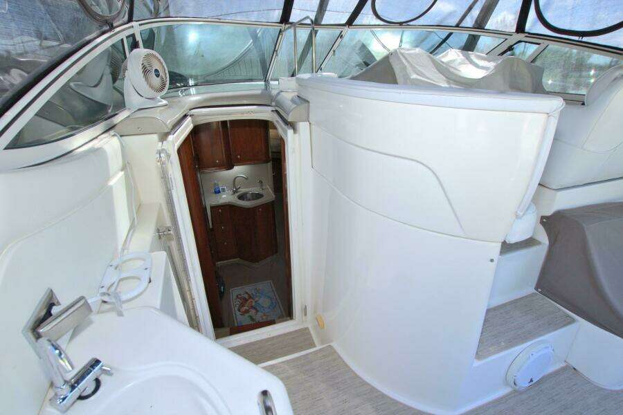 2004 Cruisers Yachts 370 Express