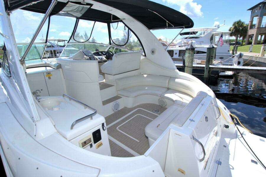 2004 Cruisers Yachts 370 Express
