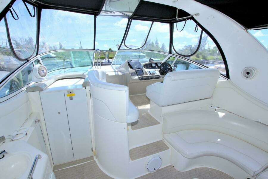 2004 Cruisers Yachts 370 Express