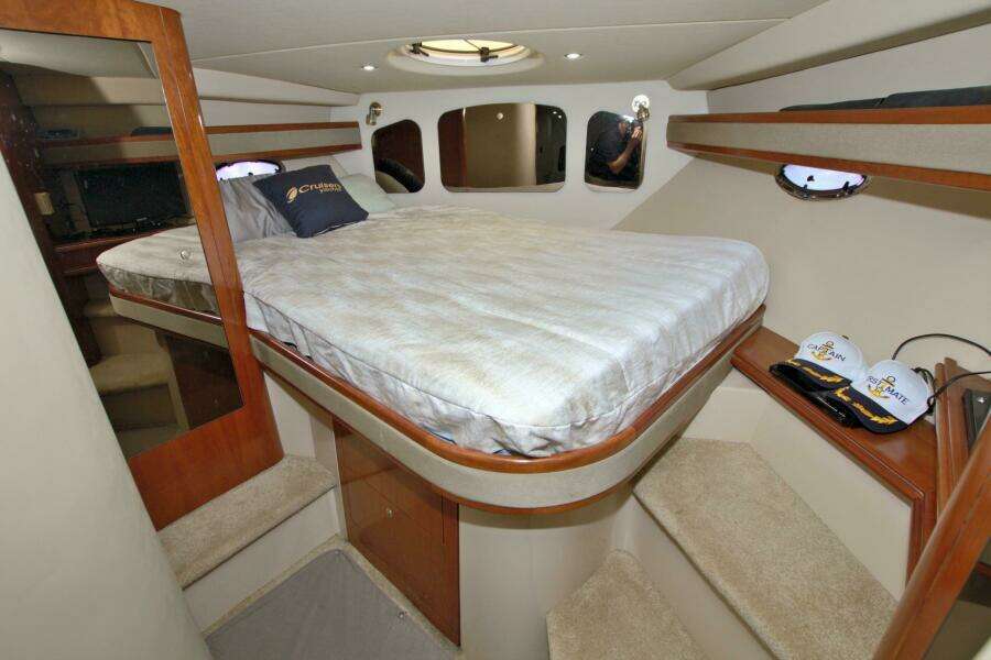 2004 Cruisers Yachts 370 Express