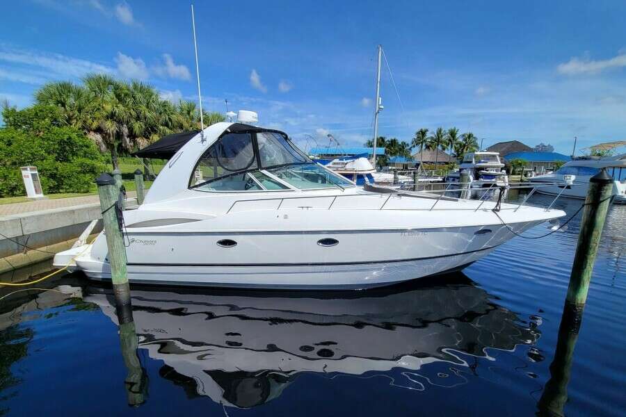 2004 Cruisers Yachts 370 Express