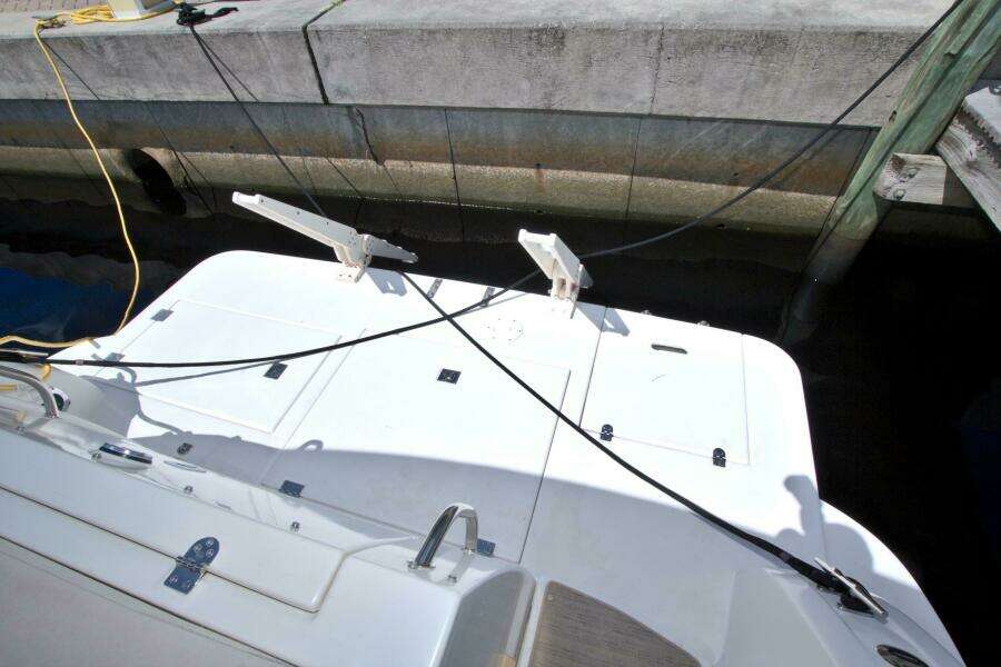 2004 Cruisers Yachts 370 Express