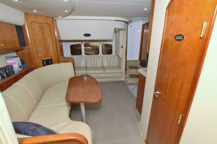 2004 Cruisers Yachts 370 Express