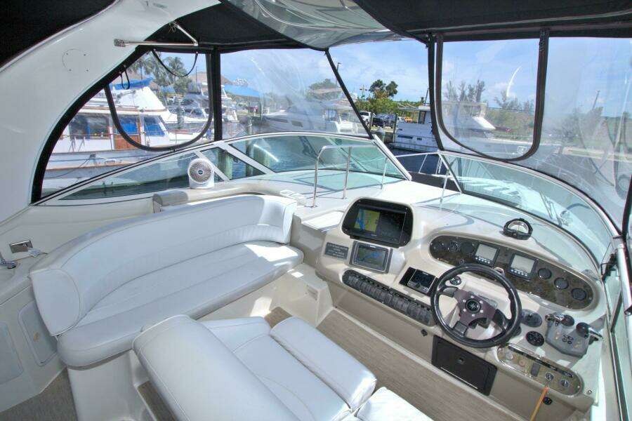 2004 Cruisers Yachts 370 Express