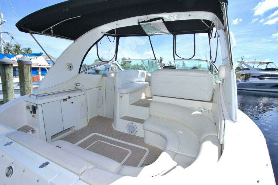2004 Cruisers Yachts 370 Express