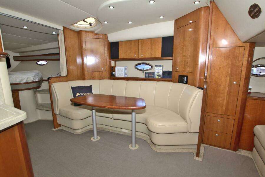 2004 Cruisers Yachts 370 Express
