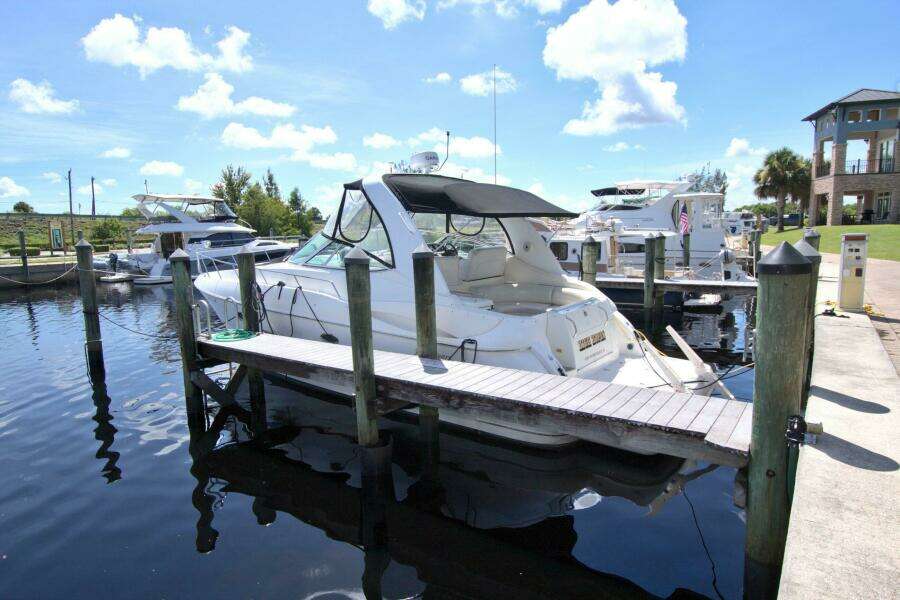 2004 Cruisers Yachts 370 Express