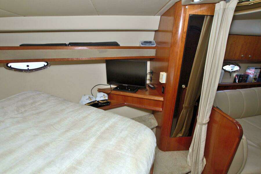 2004 Cruisers Yachts 370 Express