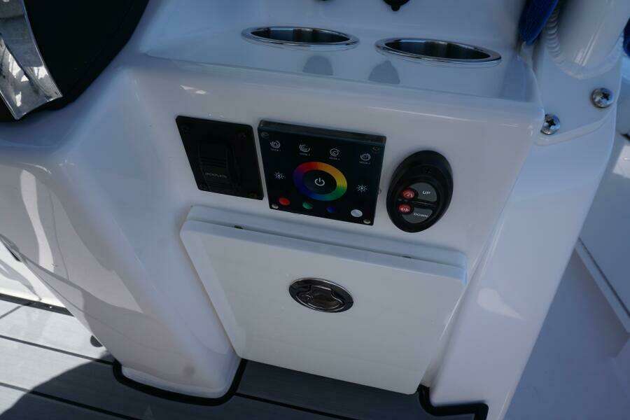 2022 25 Everglades 253cc Lights Controls