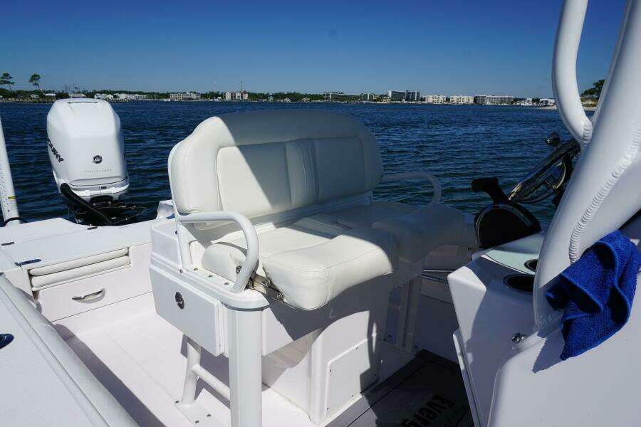 2022 25 Everglades 253cc Helm Seating (2)