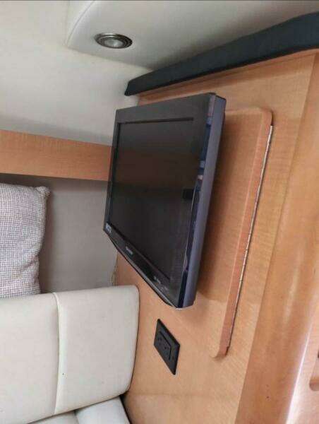 2009 Rinker 280 Express Cruiser